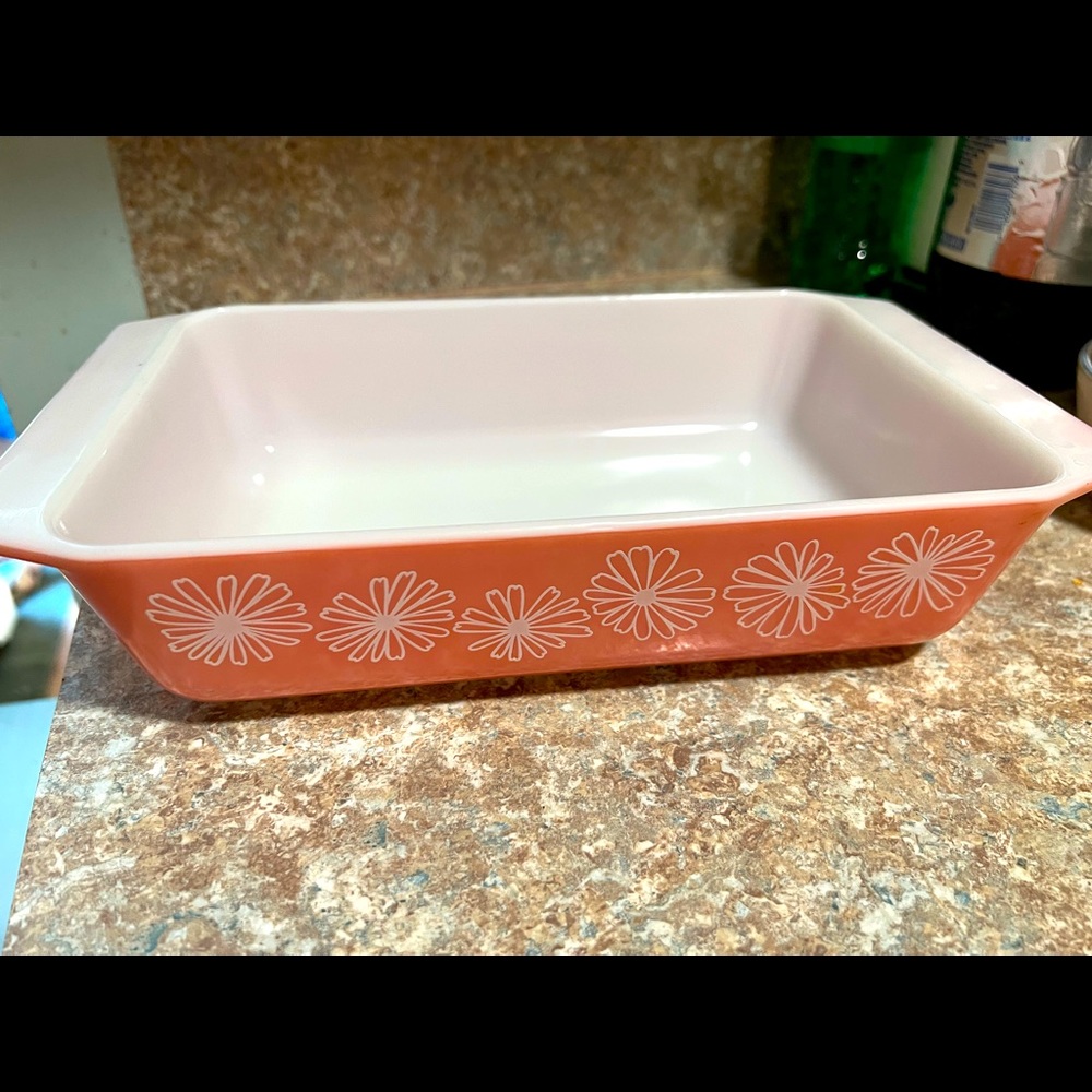 Vintage Pyrex 2 qt baking dish.  Pink Daisy.